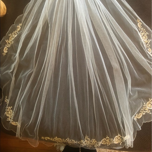 Embroidered mid-length veil. main image 4